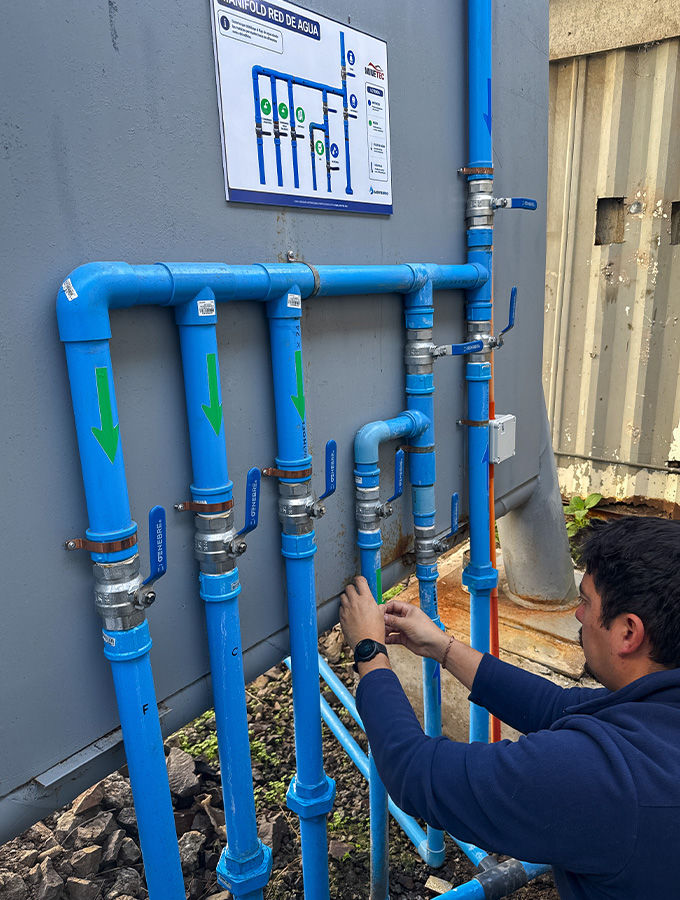 Gasfiter instalando red de gas y agua
